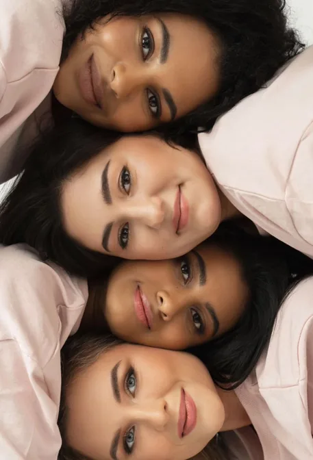 Cuatro mujeres con distintos tonos de piel sonríen juntas: la belleza de todas, en Bel·Laser